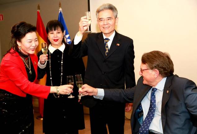 Al centro, el representante de Taiwán en España, Sr. Simón Shen Yeaw Ko acompañado de su esposa y equipo, brinda junto al Francisco Vañó por el futuro de las relaciones de España con Taiwán.