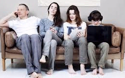 Tres de cada cinco españoles sufre “adicción a las tres pantallas”: móvil, ordenador y TV