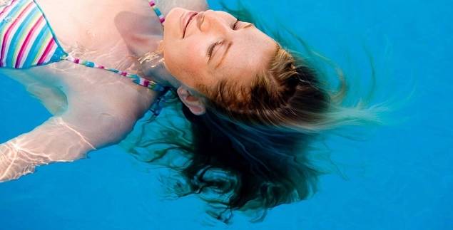 Cómo afecta el cloro a nuestro cabello, piel y uñas