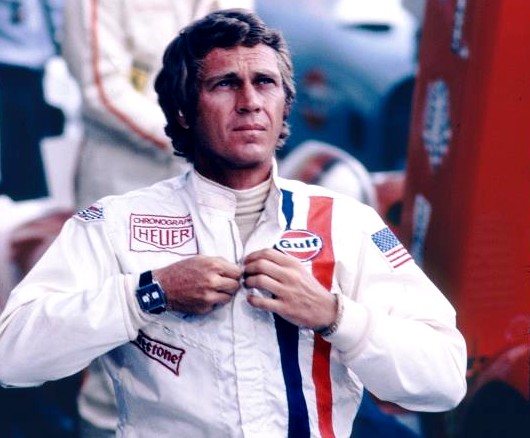 El actor Steve McQueen portando en su muñeca derecha el mítico cronógrafo TAG Heuer Monaco original de 1969.