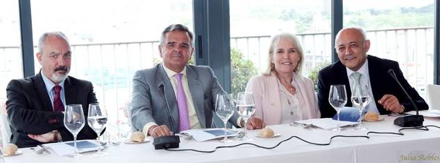 De derecha a izquierda, Gregorio Cebrián, CEO de Nexus, Virginia Greville, embajadora de Australia, Narciso Foxá, Alcalde de Majadagonda, y José Luis Barceló, Editor-Director de El Mundo Financiero. (Foto Julia Robles © 2016)