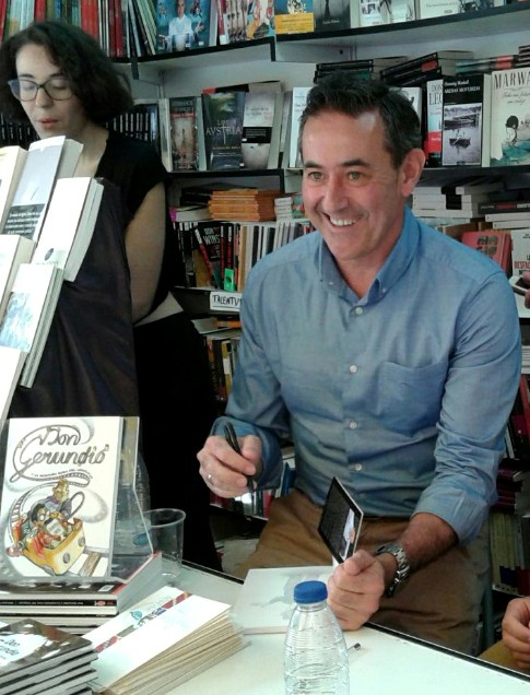 El autor, Mariano Velasco, rodeado de libros, como no podía ser de otra manera.