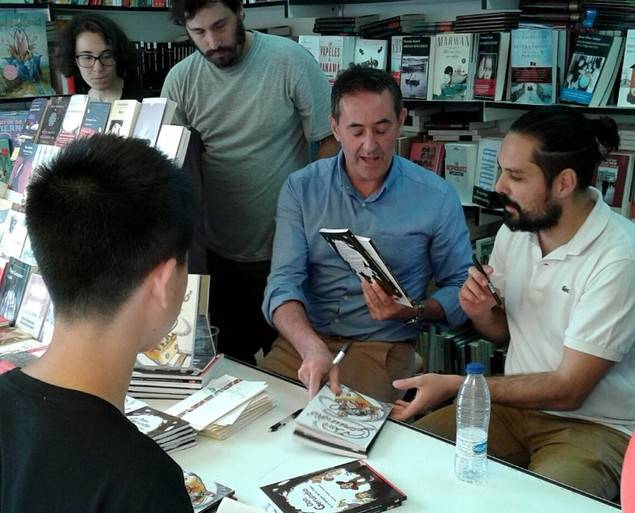El autor, Mariano Velasco, en el centro con camisa azul, junto al ilustrador Francisco Poyatos.