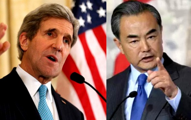 El ministro de Relaciones Exteriores de China, Wang Yi, y su homólogo estadounidense, el secretario de Estado John Kerry.