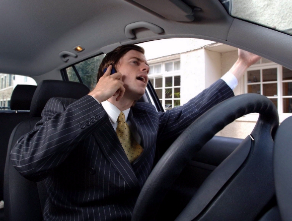 El 80% de los jóvenes españoles usa el móvil durante sus viajes por carretera