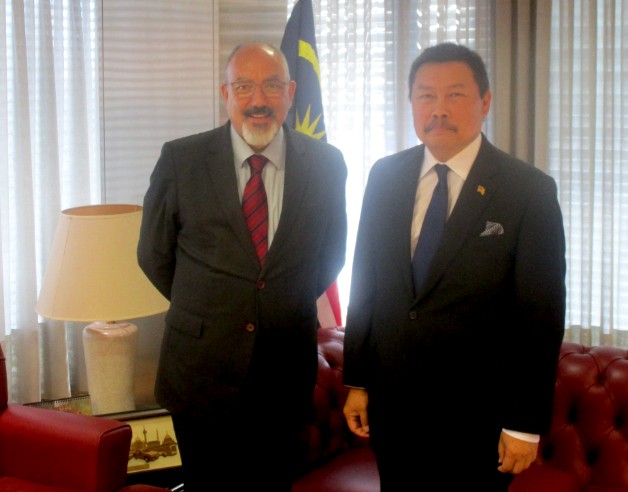 Kennedy Jawan, Exmo. Sr. Embajador de Malasia, junto a nuestro Editor-Director, José Luis Barceló, en un momento de la entrevista.