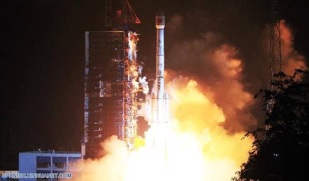China lanza primer satélite de telecomunicaciones móviles