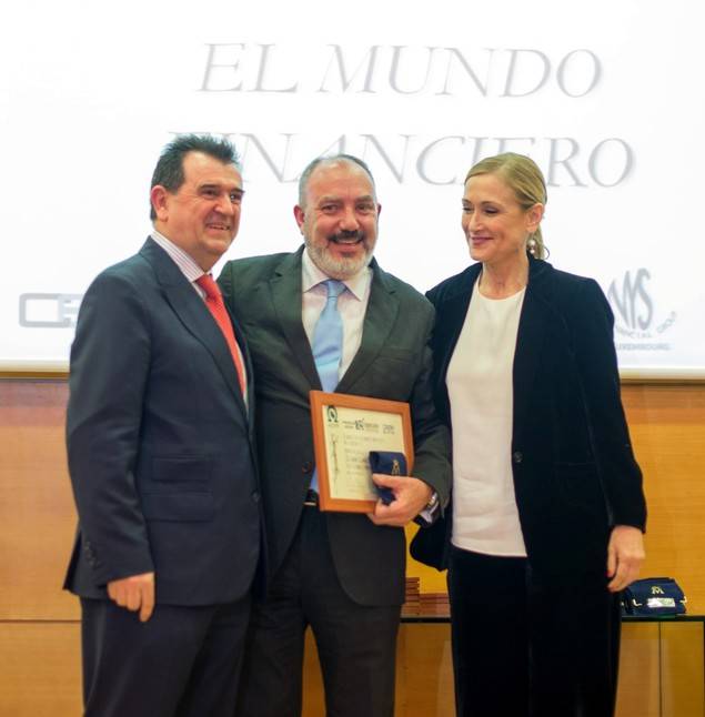 José Luis Barceló, en el centro, recoge el premio de manos de Cristina Cifuentes, presidenta de la Comunidad de Madrid, y Arsenio Escolar, presidente de la AEEPP.