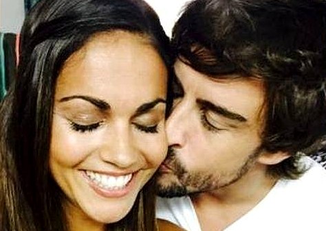 La actriz Lara Álvarez, una de las más sexys del verano. En la foto, junto al piloto Fernando Alonso.