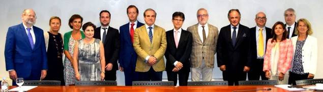 De izda. a dcha.: Luis Amaro, Icíar Sanz de Madrid, Belén Escribano, Rosa López Torres, Víctor Horcajuelo, Miguel Valdés, Jesús Aguilar, Humberto Arnés, Eladio González, Ángel Luis Rodríguez de la Cuerda, Javier Urzay, Lourdes Fraguas, Emili Esteve y Mª Ángeles Figuerola. Raúl Díaz-Varela intervino en la reunión por videoconferencia desde Barcelona.