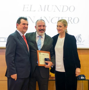 En el centro de la foto, nuestro Editor-Director José Luis Barceló recoge el Premio Editor de Publicaciones Económicas de la mano de la presidenta de la Comunidad, Cristina Cifuentes, y del presidente de la AEEPP Arsenio Escolar.
