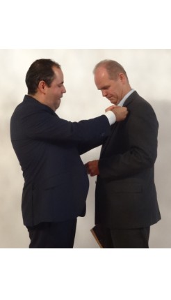 Carlos Uriarte impone la insignia de Paneuropa al Exmo. Sr. Embajador eslovaco Vladimir Gracz.