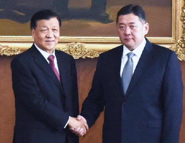  Liu Yunshan, miembro del Comité Permanente del Buró Político del Comité Central del Partido Comunista de China (PCCh), y Miyegombo Enkhbold, presidente del Partido del Pueblo Mongol (PPM).