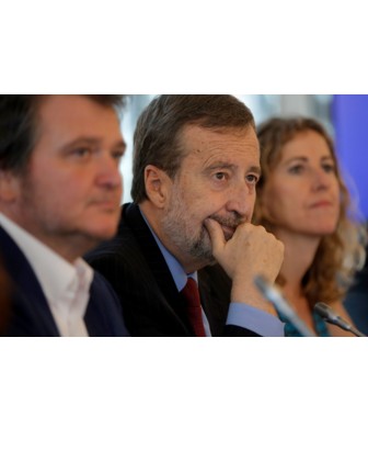 Pie de foto (de izquierda a derecha) Xavier Mas, director de marketing de CaixaBank Tomás Muniesa, consejero delegado de VidaCaixa y Edurne Gandarias, TNS.