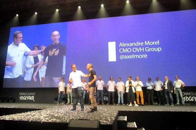 El CEO Laurent Allard da la bienvenida a Alexandre Morel, CMO, rodeado de todo el equipo de OVH en uno de los momentos cumbres del evento (Foto: © José Luis Barceló).