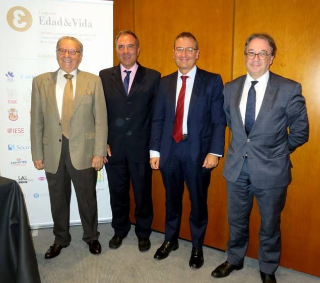De izquierda a derecha, Sr. Eduardo R. Rovira, presidente de Edad&Vida Sr. Enrique Devesa, coordinador del estudio y profesor titular de la Universidad de Valencia y miembro del Instituto de Investigación Polibienestar. Sr. José Antonio Iglesias, vicepresidente Edad&Vida Sr. Marc Simón, director corporativo del Área Social de la Fundación Bancaria 'la Caixa'.