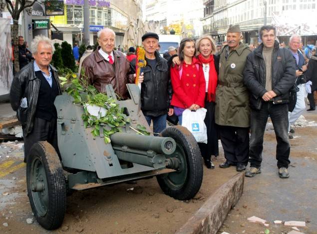 Un grupo de belgradenses conmemora hoy, 20 de Octubre, la liberación de Belgrado de los nazis (Foto © 2016 José Luis Barceló)