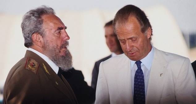 La figura de Fidel Castro se yergue no solo como la del revolucionario de mayor éxito de la historia del siglo XX, sino como la de un estadista que supo capear contra los vaivenes de la propia Historia. En la imagen, junto al monarca español Juan Carlos I durante su visita a la Expo 92 de Sevilla. Fidel Castr fue nombrado Hijo Predilecto de la población lucense de Láncara, donde nació su padre en 1875.
