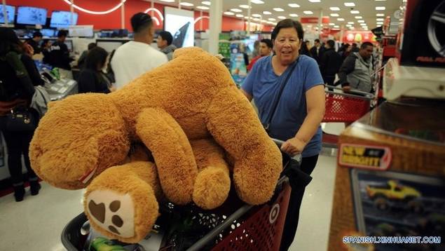 Una mujer reacciona mientras realiza compras en oferta, durante el Día de Acción de Gracias, en San José, estado de California, Estados Unidos de América, el 24 de noviembre de 2016. De acuerdo con información de la prensa local, el Día de Acción de Gracias, que se celebra el cuarto jueves de noviembre anualmente en Estados Unidos de América, es el preámbulo del 'Viernes Negro', un día de ofertas y rebajas que inaugura la temporada de compras navideñas. (Xinhua/Neal Waters/ZUMAPRESS)