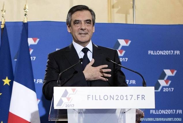 Francois Fillon pronuncia un discurso en París, Francia, el 27 de noviembre de 2016. El ex primer ministro francés Francois Fillon aventaja en la segunda vuelta de las elecciones primarias de los conservadores de Francia, según resultados parciales. Fillon representaría al partido conservador en las elecciones presidenciales de Francia en 2017. (Xinhua/Romain Jiri)