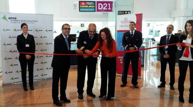 De izquierda a derecha: Kamal Thiyfa, director general de Royal Air Maroc en España; Khatmi Abdallah, capitán a bordo del Dreamliner y Vanessa Requena, jefa del Gabinete de Dirección del aeropuerto de Barcelona El Prat.
