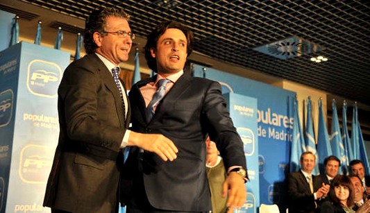 A la derecha, el actual alcalde de Galapagar, el Popular Daniel Pérez, recibiendo el apoyo de Francisco Granados durante una campaña electoral.