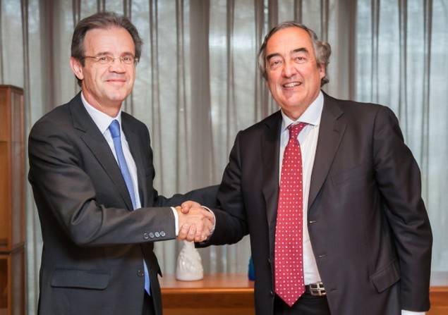 Jordi Gual y Juan Rosell, durante la firma del convenio.