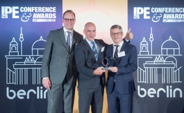 En nombre de VidaCaixa recogieron el galardón Jordi Jofra, presidente de la Comisión de Control del Fondo Pensions Caixa 30 (en el centro); y Albert Sabat, Jefe de Departamento de Gestión Carteras de Fondos de Pensiones de VidaCaixa (derecha).