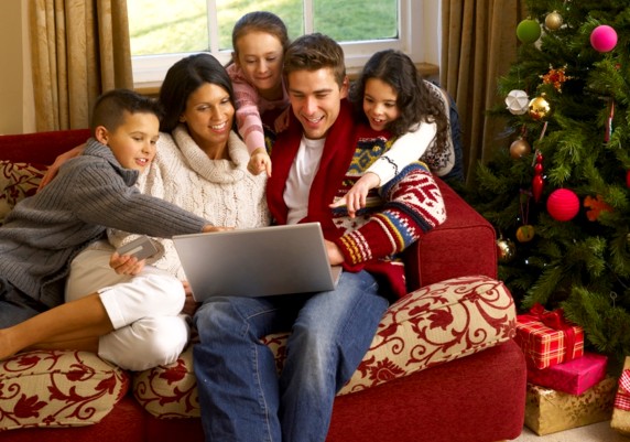 Nueve de cada diez familias españolas compra online sus regalos navideños