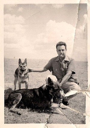 José Luis Barceló con sus pastores alemanes, fue un gran amante de los perros.