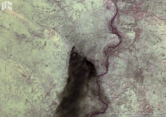 Pozos petrolíferos incendiados cerca de Qayyarah, Irak. Imagen capturada por DEIMOS-1 05/01/2017.