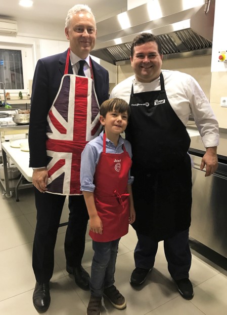 Divertida cena en la residencia del embajador británico