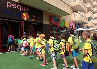 200 niños corean al unísono ¡Marina d´Or, qué guay!