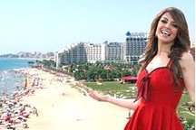 La estupenda cantante Merche frente a las playas que bordean el complejo turístico Marina d'Or.