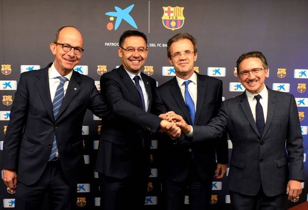 Jordi Gual, presidente de CaixaBank; Jaume Giró, director general de la Fundación Bancaria “la Caixa”, Josep María Bartomeu, presidente del FC Barcelona y Jordi Cardoner, vicepresidente de la Fundació FC Barcelona, en el momento de la firma.