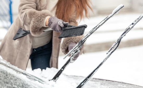 Consejos para quitar el hielo o la nieve sin dañar el coche
