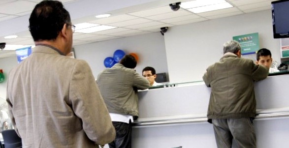 Los hogares no dan tregua a los depósitos y se llevan su dinero a las cuentas