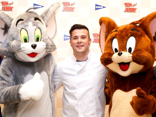 El chef Carlos Maldonado y los personajes de Warner Bross Tom y Jerry.