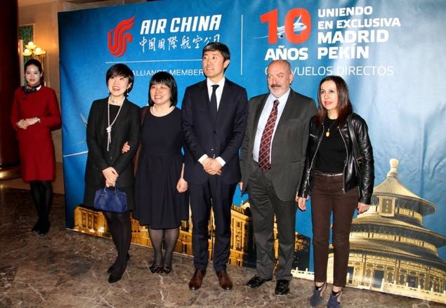 Un momento de la gala en el que se aprecia en el centro de la foto al señor Han Pengyu, director general de Air China en España, con la delegada en España de la Agencia China de Noticias Xin Hua, señora Feng, y a José Luis Barceló acompañado por su esposa.