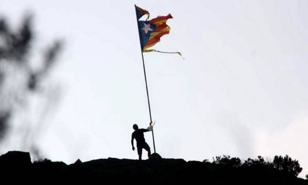 La vieja Senyera, bandera oficial de Cataluña, ha quedado relegada al olvido, frente a los que enarbolan la 'estelada'.