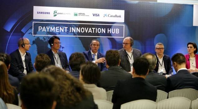 De izquierda a derecha. Christophe Conegero: director de Nuevos Negocios de Arval. Victor Kim: director EMEA de Samsung Pay. Juan Alcaraz: presidente de CaixaBank Payments y director general de CaixaBank. Frank Young: vicepresidente senior de Global Payments. Bertrand Sava: director general para el sur de Europa de Visa Europe.