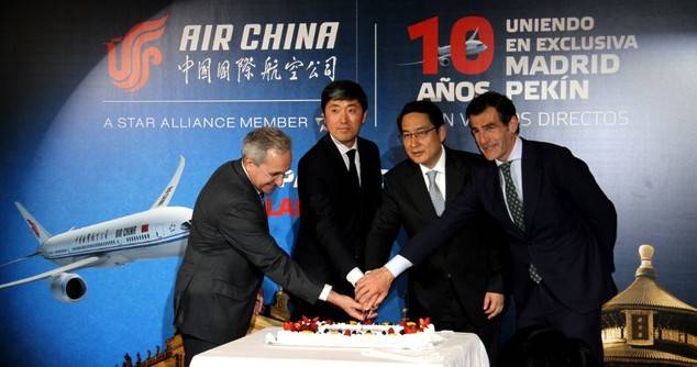 En la imagen, el director general de la Gestión de la Navegación Aérea del Ministerio de Fomento, Ángel Luis Arias, el director general de Air China en España, Han Pengyu, el embajador de China en España, Lyu Fan y el director de turismo de la Comunidad de Madrid, Carlos Chaguaceda, cortando la tarta de la celebración.