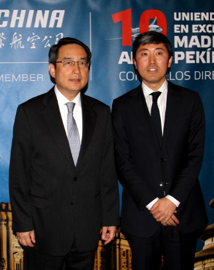 En la imagen, de izquierda a derecha, el embajador de China en España, Lyu Fan acompañado por el director general de Air China en España, Han Pengyu.