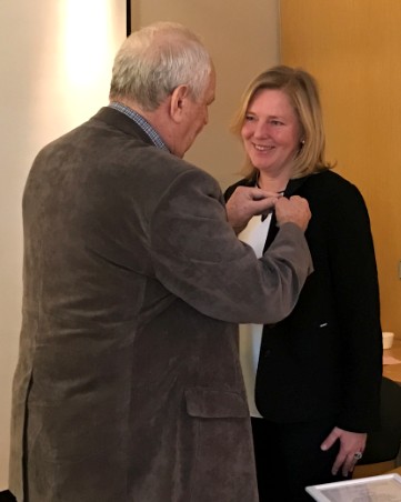 Momento en que le es impuesto el reconocimiento a Tatiana Solovieva.