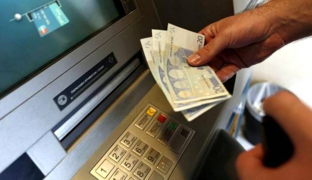 ¿Vas a viajar en Semana Santa? Cuidado con las comisiones por sacar dinero en el extranjero