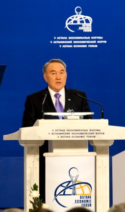El Presidente de Kazajstán, Nursultán Nazarbáyev, durante una de sus intervenciones en el Foro Económico de Astana 2016.