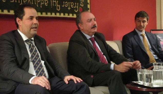 Carlos Uriarte, a la izquierda, peesenta a José Luis Barceló, en el centro de la fotografía, durante su intervención en el Colegio Mayor Montalbán.