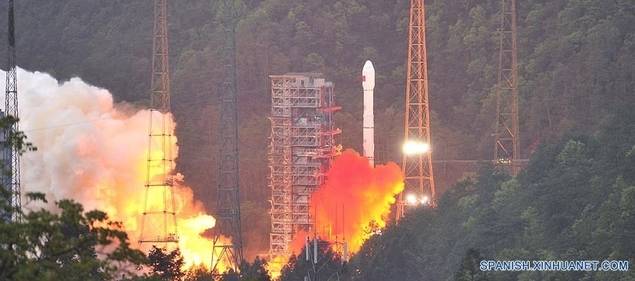 China lanza primer satélite de comunicaciones de alto rendimiento