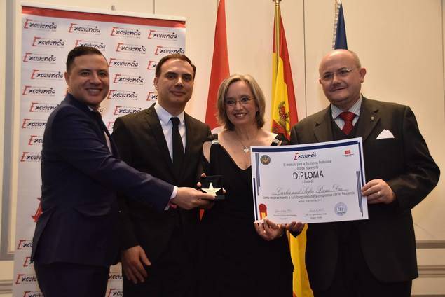 Los pianistas Carles y Sofía, en el centro, en el momento de recibir el premio.