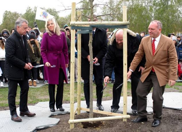 Diversas durante la plantación del retoño del Gernika en Auschwitz. © Foto: José Luis Barceló 2017